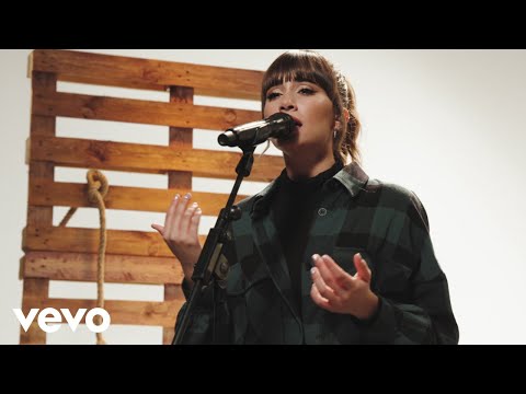 Video thumbnail for Con La Miel En Los Labios (En acústico)