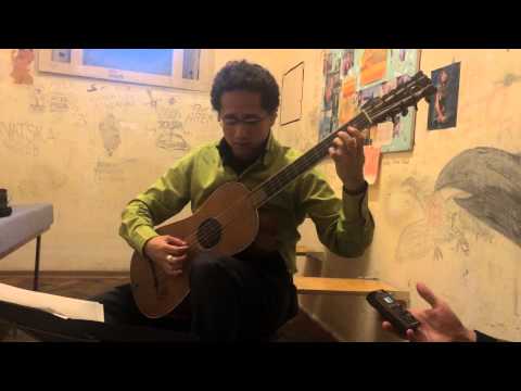 Krishnasol Jiménez spielt auf einer Stradivari Gitarre