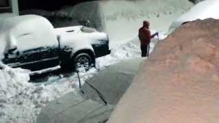 preview picture of video 'Neighbor Shovelling Snow into Street'
