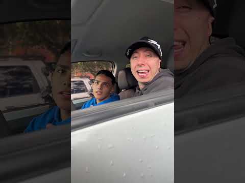🤣🚔 ¡BONJOUR, SEÑOR AGENTE! ¡A VER SI ASÍ ME SALVO DE LA MULTA!
