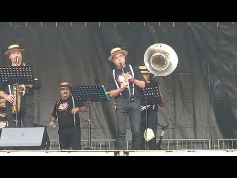 Actuación de Txaston Dixie Band en Tolosa