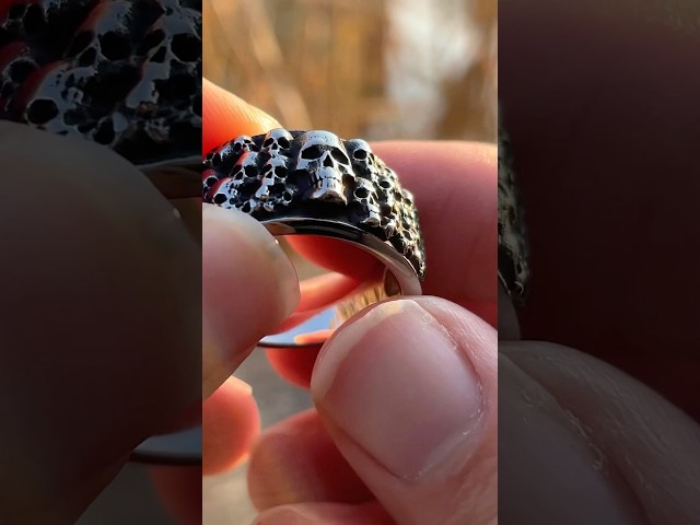 Vídeo relacionado con OIXYEY 4 piezas anillo retro punk rock calavera para hombre anillo de acero inoxidable anillo de banda, anillo de acero inoxidable para hombres niños piratas rock calavera anillos de motociclista