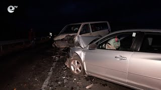 Двама души пострадаха при челен сблъсък между лек автомобил и бус