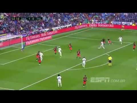 Diego Alves defende pênalti de Cristiano Ronaldo na vitória do Real Madrid por 2x1 sobre o Valência