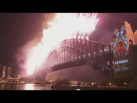 Sydney NYE 2015/2016 midnight fireworks from Milsons Point