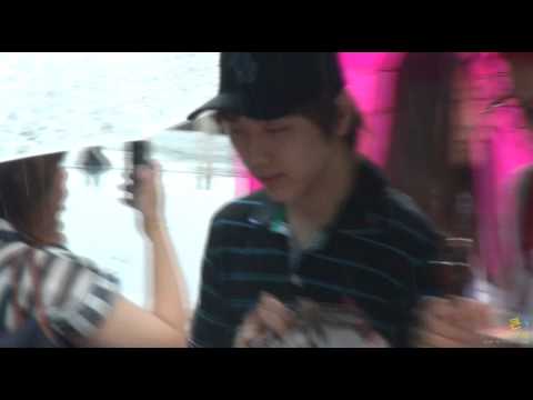 [FANCAM] 110624 San Deul (산들) & CNU Under Umbrella on Rainy Day
