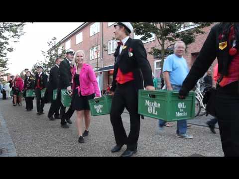 Humpsvakar I En Øl-kæde Igennem Centrumgaden Ved Ballerup Musikfest 2013
