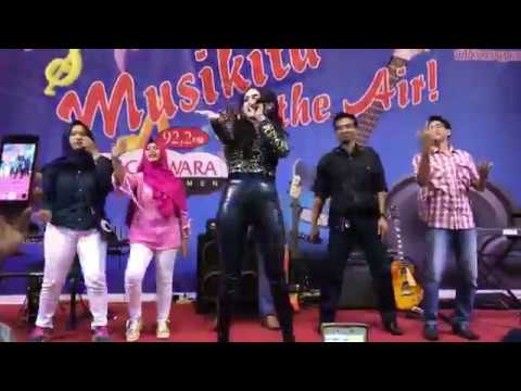 Bebizie Live Musikita Nagaswara FM Cibinong Mall in leather leggings