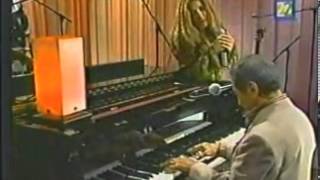 Por Debajo de la Mesa Lyrics English Translation