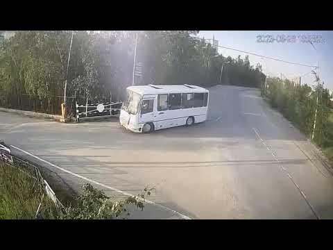 В Якутске 60-летний пассажир выпал из окна автобуса