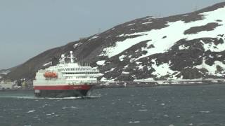 preview picture of video 'Hurtigruten - Schiffsbegegnung MS Trollfjord - MS Richard With'