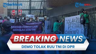 BREAKING NEWS: Demo Tolak RUU TNI di Depan DPR RI, Massa Datang Bawa Spanduk hingga Pakai Bus