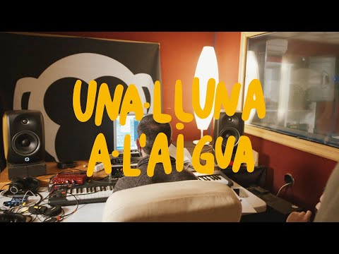 UNA LLUNA A L'AIGUA - Txarango feat. Zoo