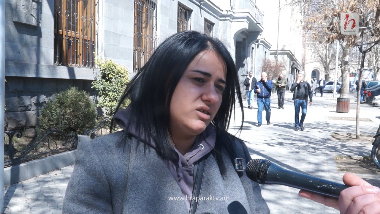 Կինը չորս երեխաների հետ կառավարության մոտ է․ հացադուլ է անում