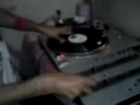 Dj Nino Duguettu fazendo scratch