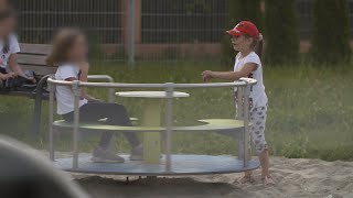 Przeraźliwe hałasy straszą dzieci na placu zabaw (UWAGA! TVN)