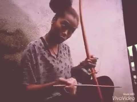 Menina enxugue a lágrima do rosto.