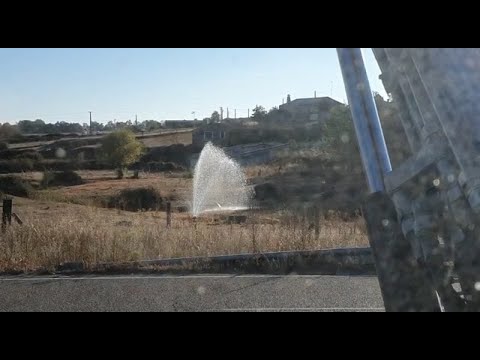 La entrada del fin de semana provoca que corra el agua por el regato de Barceo