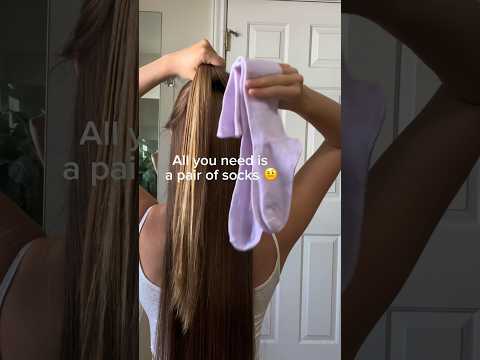 Trying out the heatless sock curls! Video from @ aashmidt on insta 🫶🏻 #heatlesscurls