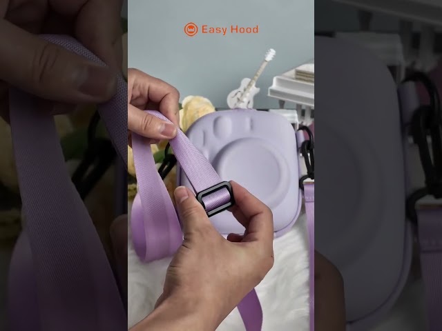 Vídeo relacionado con HIYQIN Estuche para cámara instantánea Compatible con Instax Mini 12, Bolsa de Cuero PU con Bolsillo, Correa Ajustable para el Hombro y Mini álbum de Fotos con 28 Bolsillos (Morada Puro)