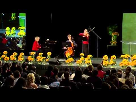 GYC 2012 - Amazing Grace (Elisa Eliasdottr, Esra Eliasson, Ester Olafsdotti)