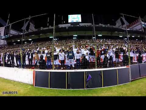 "No me importa el periodismo y policia" Barra: Muerte Blanca &bull; Club: LDU