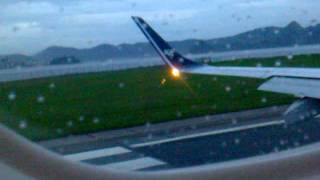 preview picture of video 'Decolagem com chuva aeroporto Santos Dumont RJ. Embraer 195.'