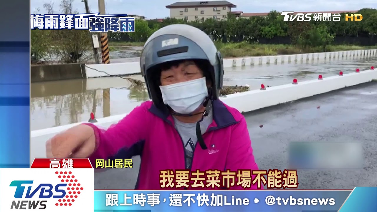 雨下不停！高雄市區又積水　機車族衝水而過