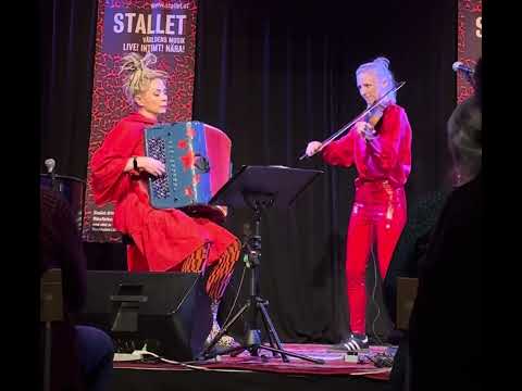 Lena Jonsson och Johanna Juhola - Hyllningslåt till MacGyver (live på Stallet i Stockholm)