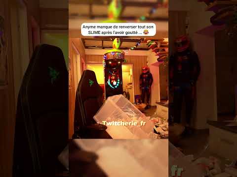 Anyme manque de renverser tout son SLIME après l'avoir goutté ... 😂