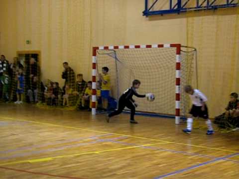 Wesoła Indoor Cup 2009. KS Wesoła vs. Football Talents / AON Rembertów. Rocznik 2000.wmv
