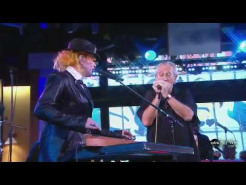 Cyndi Lauper - Rollin' And Tumblin' (GMA 210 Live!)