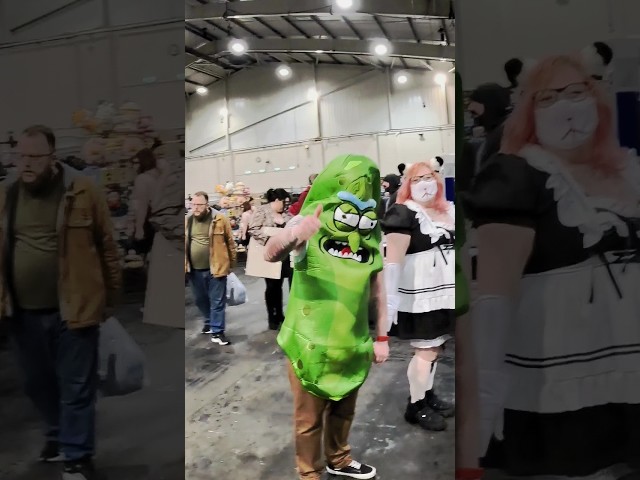 Vídeo relacionado con Comic Studio Morty Camiseta | Artículo Licenciado Oficial | Pickle Rick | Unisex | Negro | L T-Shirt