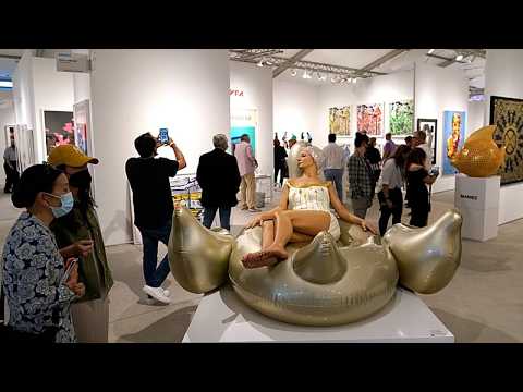 Video Thumbnail: Riesige realistische Skulpturen holen Kunst zu Chicagos Passanten