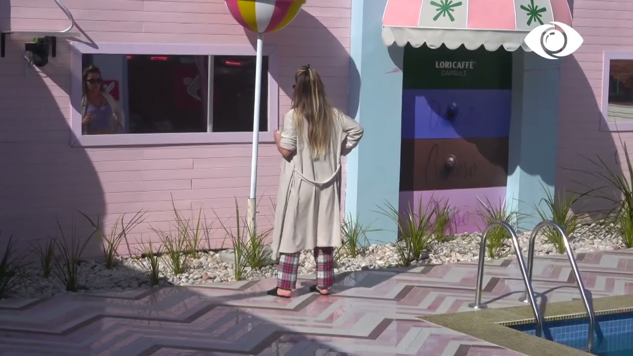 Olta nis ditën, kërcen dhe këndon përpara pasqyrës