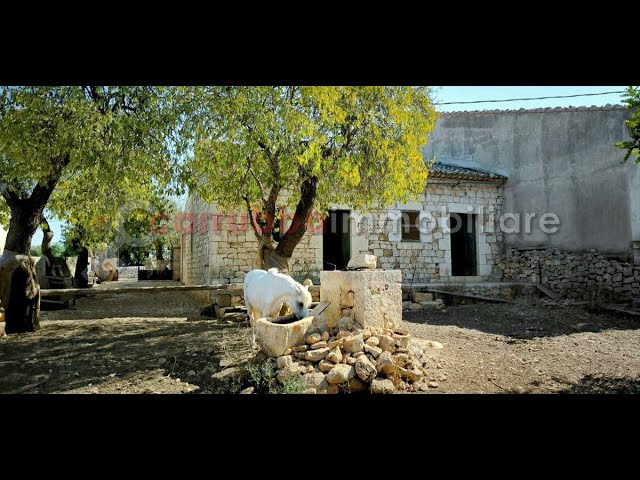 Caseggiato in pietra con terreno in c.da Guadagna