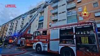 Incendio in un appartamento a Milano: una donna è morta. Il video dei vigili del fuoco al lavoro