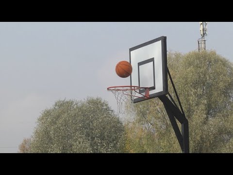 У Гомелі па просьбе жыхароў пабудавалі баскетбольную пляцоўку видео