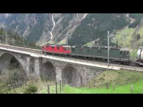 SBB Re 4/4 - 6/6 CON MERCI + Re 4/4 IN SPINTA TRANSITA SUL PONTE : WASSEN (CH) 25 - 4 - 2015.