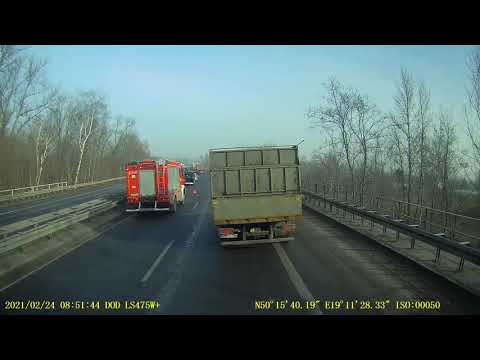 Przyczyna korku w Sosnowcu na S1 24.02.2021....osobówka w barierach