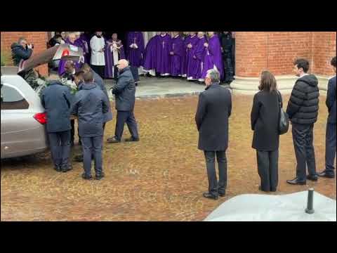 Funerali Maria Franca Fissolo Ferrero: l’arrivo del feretro al Duomo di Alba