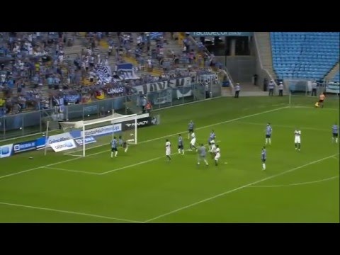 Pedro Geromel faz "defesa" de cabeça