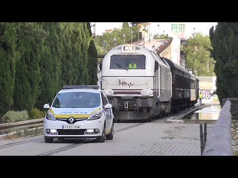Renfe Viajeros - 334.004 con Tren de la Fresa escoltado por policia en Museo del Ferrocarril