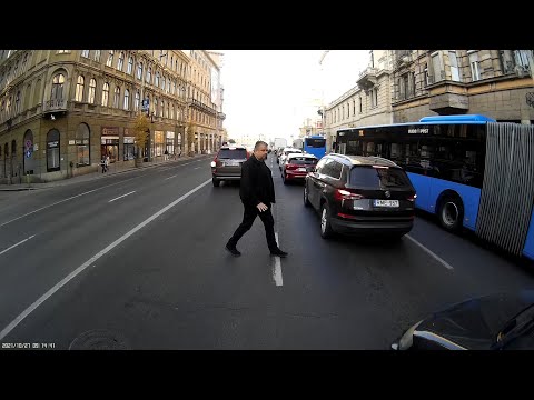 Nem árt ha figyelek - It's good to pay attention