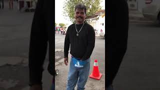 Vende bonice y canta igual que los tigres del norte #Shorts