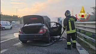 le-impressionanti-immagini-dell-auto-a-fuoco-sull-a2