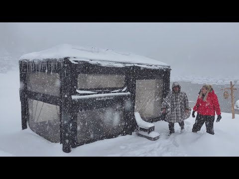 CAMPING IM ZWEISTÖCKIGEN AUFBLASBAREN ZELT IM STURM