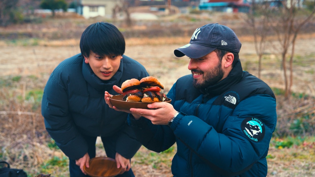 Primitive Steak Cooking in Japan | Swiss Man & Japanese Friend Cook Over Open Fire