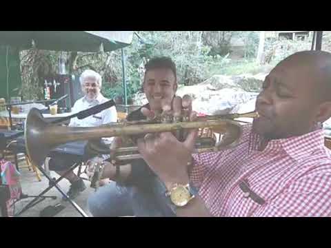 Improviso com meus amigos Maestro Caixote e Azeite da Banda Domingão do Faustão