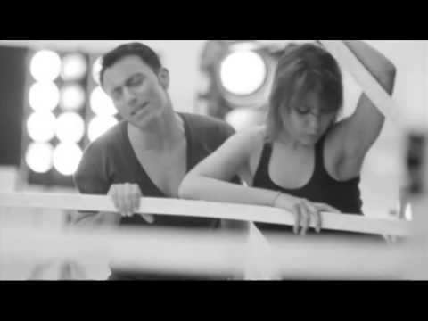 Mustafa Sandal featuring: Gülben Ergen performing: Şıkır Şıkır - Official Music Video